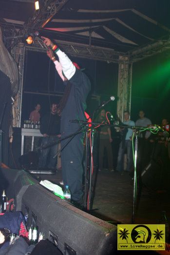 Kevin Batchelor (USA) with The Skatalites - In Orbit Tour - Conne Island, Leipzig 26. November 2005 (13).jpg